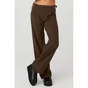 Alo Yoga Mid-Rise Showdown Trouser in Brown